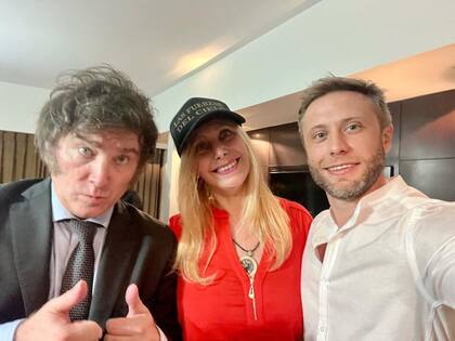 Larsen junto a Karina y Javier Milei.