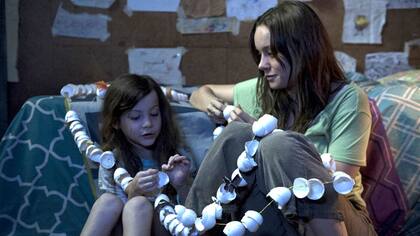 Larson en una escena de La habitación, junto a Jacob Tremblay
