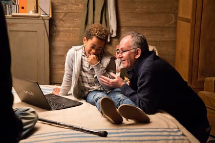 Larsson do Amaral, el niño angoleño protagonista de Ismael , junto al director, en el rodaje del film