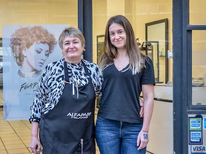 Larysa Tormisheva y su hija, en la peluquería de Barracas, el 20/8/2022