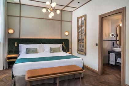 Las 104 habitaciones combinan materiales nobles como terciopelo, mármol y madera