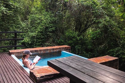 Las 14 villas están inmersas en plena selva, tienen piscina privada semi climatizada y un gran deck.