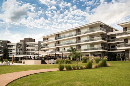 Las 156 habitaciones se distribuyen en módulos de diseño moderno.