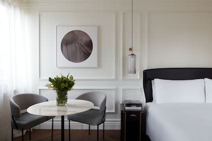 Las 160 habitaciones del Ambasciatori Palace están decoradas en tonos sobrios y cuentan con todas las comodidades