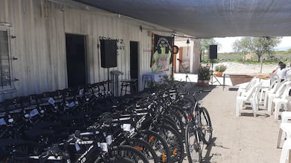 Las 29 bicicletas acomodadas, listas para ser entregadas por el concurso de dibujo llamado “De mi casa a la escuela”, organizado por el Renatre y Fundatre