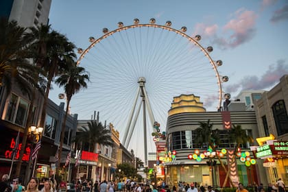 La High Roller, inagurada en 2014, es la más alta del planeta. La vuelta demora media hora y desde arriba se aprecia todo Las Vegas.