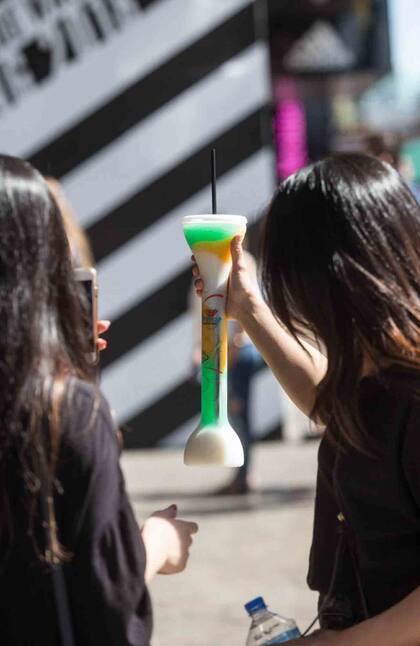 Yard drink, largos vasos tipo tubo en los que se sirven tragos de variado color y sabor.