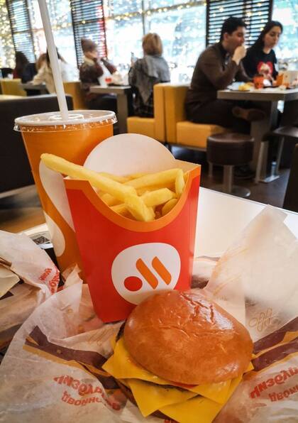 Las 800 locaciones de McDonald's pasaron a manos de un empresario que creó la marca "vkusno i tochka" que significa "rico y ya!".