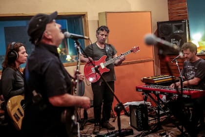 La banda en su búnker de Nono, en pleno ensayo de las canciones que tocarán mañana en el Movistar FRI Music Celebra a Sumo