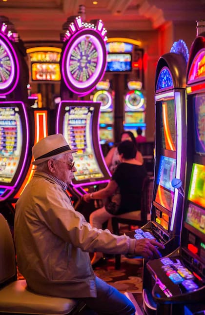 Las tragamonedas nunca se detienen en el lobby del hotel Bellagio.