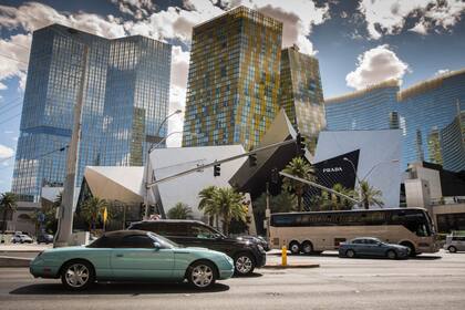 La avenida Strip de Las Vegas es la arteria principal en la que se ubican la mayoría de los hoteles y casinos.