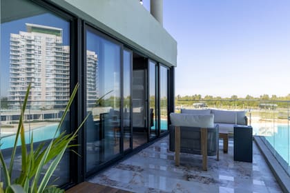 Las aberturas A40 RPT se expresan en grandes paños vidriados corredizos que se abren a amplios balcones y terrazas para disfrutar de las vistas.