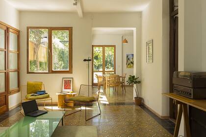 Las aberturas, renovadas a medida con marcos de cedro (Estudio Prim).