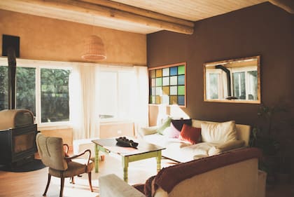 Las aberturas tienen una gran incidencia en el presupuesto, pero también importancia en el ahorro energético en la etapa de uso. Los dueños de casa no lo dudaron: PVC y doble vidriado hermético.