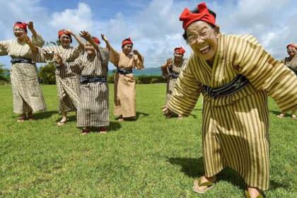 Las abuelas del grupo pop KBG84 en un show en un jardín de Kohama Island, en la prefectura de Okinawa, para quienes cantar y bailar son la razón para levantarse por las mañanas