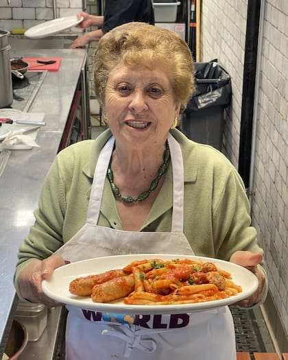 Las abuelas preparan sus recetas en el restaurante ubicado en Staten Island, Nueva York (Foto: Instagram @enoteca_maria)