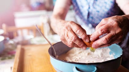 Las abuelas tienen muchísimos años haciendo las mismas recetas, con el mismo cachito de leche, midiendo la sal con la misma cucharita, haciendo la tarta en la misma chapa rajada
