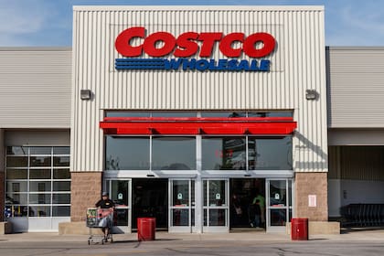 Las acciones de Costco subieron tras el anuncio - Circa May 2018: Costco Wholesale Location. Costco Wholesale is a Multi-Billion Dollar Global Retailer IV
