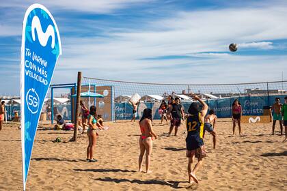 Las acciones de verano llegan también a la icónica esquina de las Avenidas Bunge y Libertador en Pinamar, uno de los puntos principales de la ciudad, con juegos diseñados para el disfrute de toda la familia.