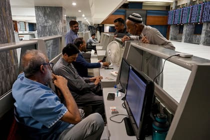 Las acciones subieron y el petróleo se desplomó el 1 de abril después de que el presidente estadounidense Donald Trump dijera que la guerra en Oriente Medio terminaría en un plazo máximo de tres semanas (Rizwan Tabassum / AFP)