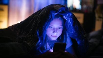 Las actividades interactivas, como jugar videojuegos, navegar por las redes sociales, comprar y apostar, se encuentran entre los peores tipos de uso de las pantallas para el sueño