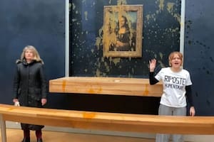 Dos activistas climáticas arrojaron sopa sobre la Mona Lisa en el Museo del Louvre