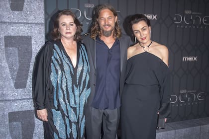Las actrices británica Emily Watson y Olivia Williams y su colega australiano Travis Fimmel posaron juntos en la alfombra roja del evento en el que se presentó mundialmente la nueva serie de HBO Dune: Prophecy, que funciona como precuela de la saga que protagonizan Timothée Chalamet, Zendaya y Oscar Isaac en cine