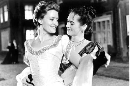 Las actrices británicas Natascha McElhone y Lena Headey interpretando a Clarissa y Sally, respectivamente, en una escena de la película "La señora Dalloway", de 1997