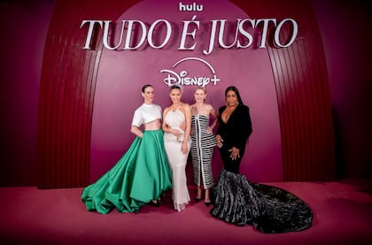 Las actrices desfilaron por la alfombra roja, hablaron con la prensa y se tomaron selfies con los invitados que las aclamaban detrás de la valla