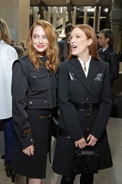 Las actrices estadounidense Emma Stone y Julianne Moore, con tapados de la flamante colección de Vuitton, llegaron juntas al desfile de la firma.