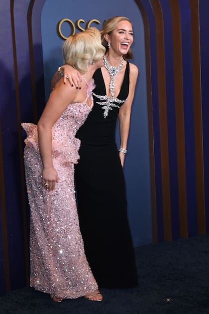 Las actrices Florence Pugh y Emily Blunt, compañeras en el multinominado film Oppenheiner, se mostraron cómplices y a pura risa en la gala que fue aplazada casi dos meses por la huelga de actores y que se celebró finalmente el 9 de enero en Los Ángeles