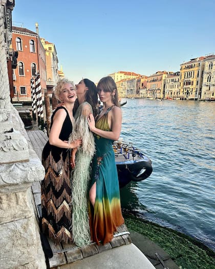 Las actrices Julia Garner y Keleigh Sperry y la modelo Ivy Getty posan con el Gran Canal de fondo.