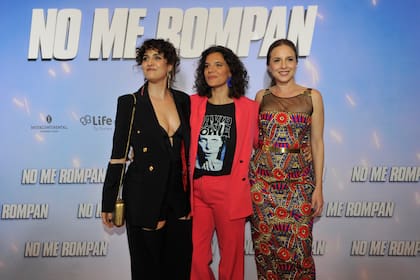 Las actrices junto a la directora Azul Lombardía, que apostó por un atuendo a tono con la alfombra roja. Para hacerlo más informal, le sumó una remera rocker y zapatillas
