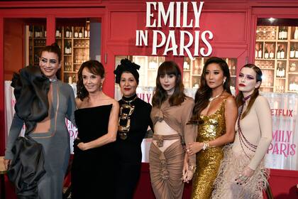 Las actrices Kate Walsh, Philippine Leroy-Beaulieu, Lily Collins, Ashley Park and French y Camille Razat, junto con la diseñadora Marylin Fitoussi, en el Theatre des Champs Elysees, en París
