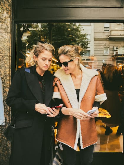 Las actrices Leonora Balcarce y Julieta Cardinali en la presentación de la casa de marroquinería en la Avenida Alvear