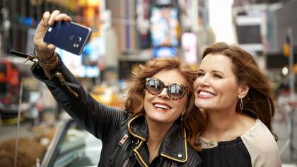 Las actrices reversionaron la escena de la polaroid tomándose una selfie