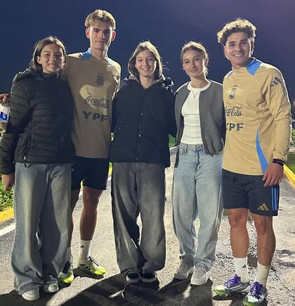 Las adolescentes posaron también con Julián Álvarez y Nicolás Paz