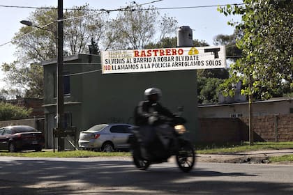 Las advertencias callejeras en el barrio Félix U. Camet