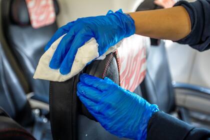 Las aerolíneas deben adoptar medidas de higiene complementarias a las habituales