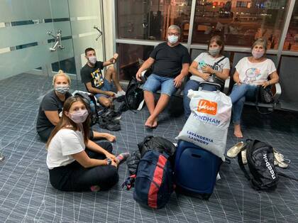 Las aerolíneas le ofrecen a los varados reprogramar sus vuelos para agosto o septiembre