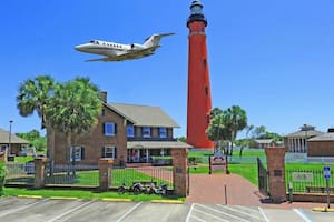 La comunidad donde los vecinos guardan su avión en el garage y despegan desde casa