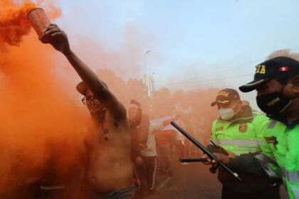 Las aglomeraciones de hinchas provocaron que el fútbol peruano volviera para atrás