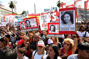 La izquierda se diferenció con las consignas y se retiró de la plaza cuando empezó el acto oficialista