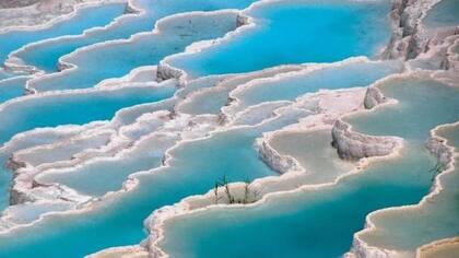 Las aguas cargadas de calcita de Pamukkale han creado un paisaje surrealista de cuencas en terrazas y cascadas petrificadas.