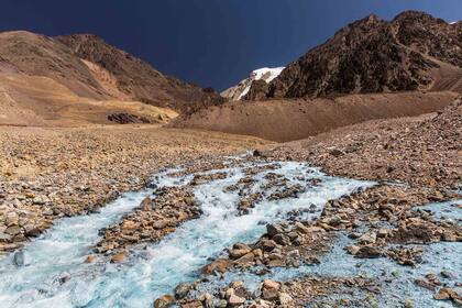 Las aguas cristalinas y fluorescentes del arroyo.