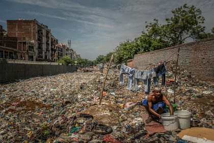 Las aguas residuales y la basura obstruyeron el antiguo lecho de un arroyo en Nueva Deli.
