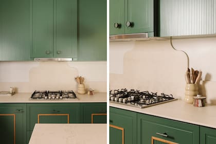 Las alacenas juegan con distintas profundidades, generando un sutil efecto de luces y sombras que acentúa el diseño. Para la alzada, se creó un diseño curvo. Los tiradores son un diseño de Camila Monge.