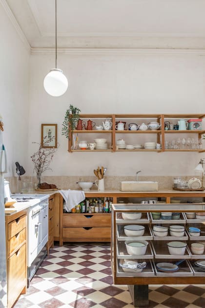 Las alacenas son muebles reciclados que provienen de una mercería en Munro, y el bajomesada era de un coleccionista en Venado Tuerto. La vieja cocina doble fue un hallazgo que viajó desde Misiones y hoy se disfruta a diario bajo la luz del sol.