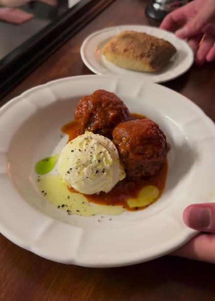 Las albóndigas con salsa en Caprichito