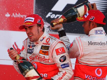 Las alegres celebraciones en los podios contradecían los críticos mensajes que Fernando Alonso y Lewis Hamilton lanzaban por las radios a los ingenieros de McLaren en la borrascosa temporada 2007